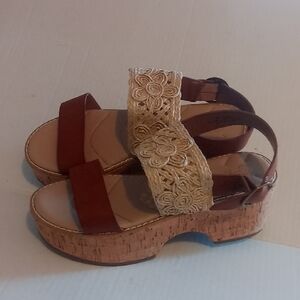 C Comfort Women’s Size 8M Beige Floral & Brown Faux Leather Sandals